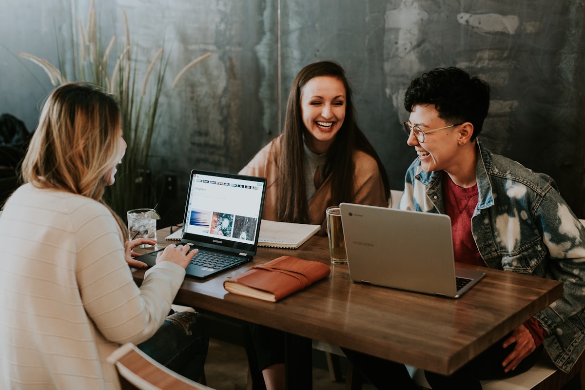 Jovens aprendendo marketing juntos
